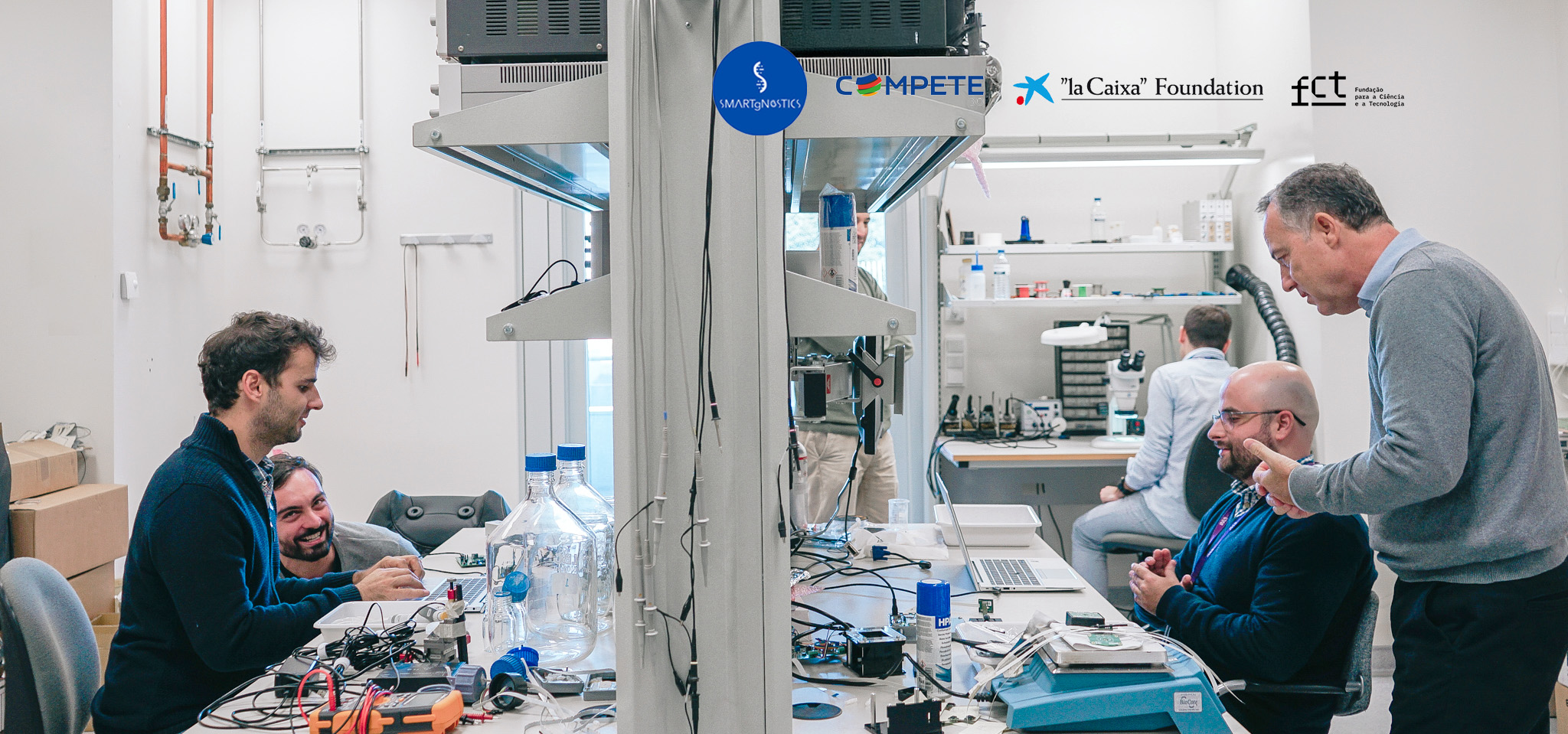 Reading neurochemical signals with integrated graphene–CMOS